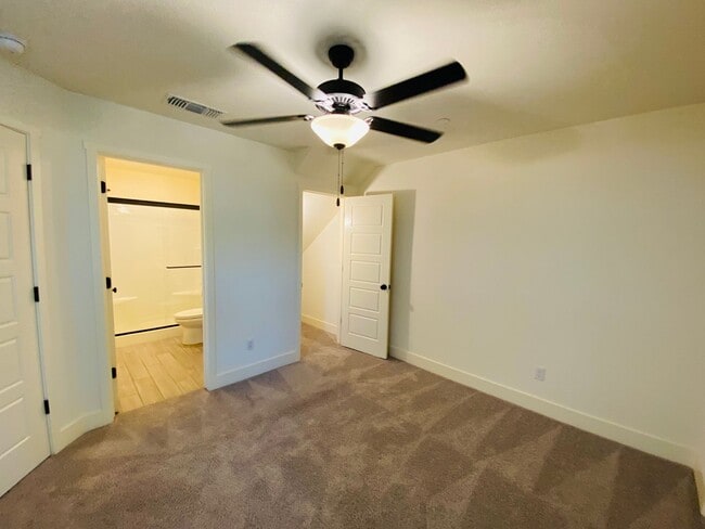 Foto del edificio - Beautiful 5 Bedroom 3.5 Bath Two-story sma...