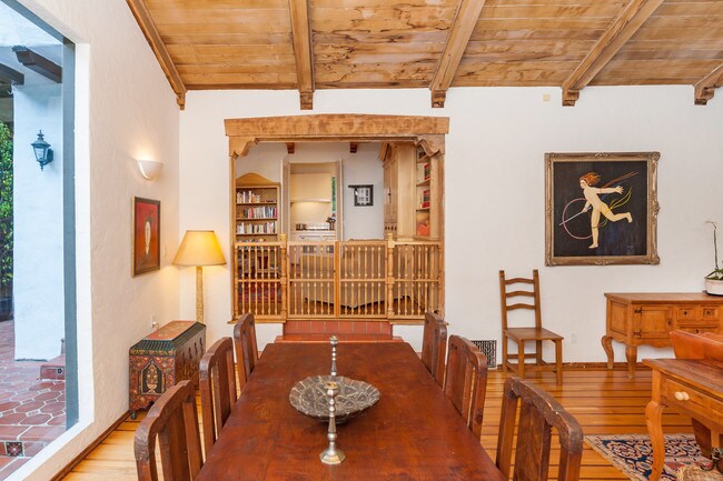 Foto del edificio - 8635 Wonderland Ave