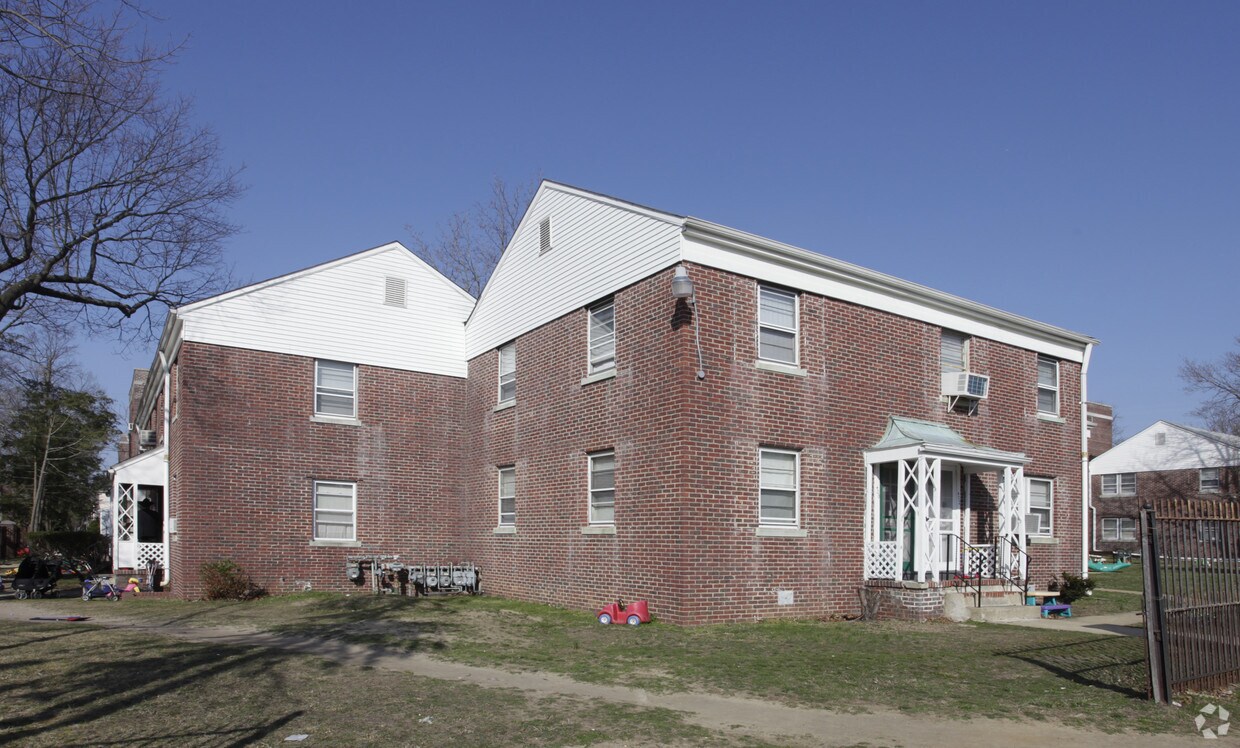 Building Photo - 400-498 Forest Ave