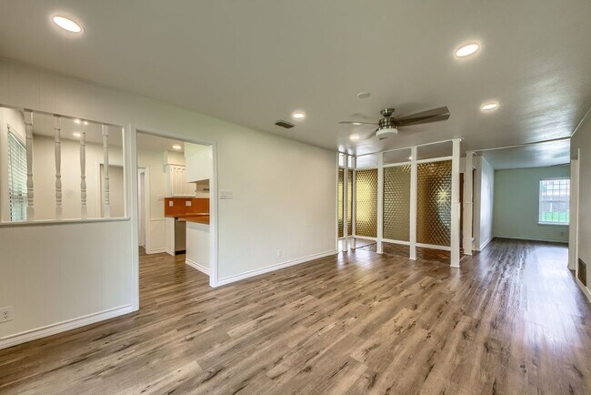 Building Photo - 3106 Manila Dr