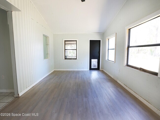 Foto del edificio - 317 Pineda St