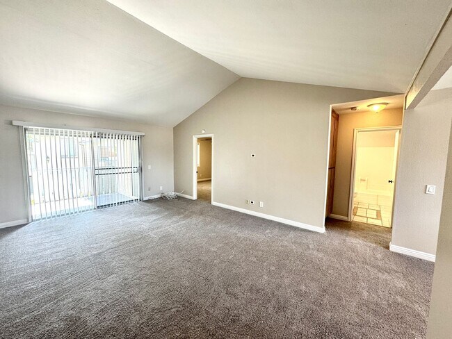 Foto del edificio - Charming 2 Bed/2 Bath Upstairs Condo in Qu...