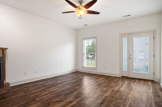 Foto del edificio - Gorgeous 3 Bedroom, 2.5 Bath End-Unit Town...