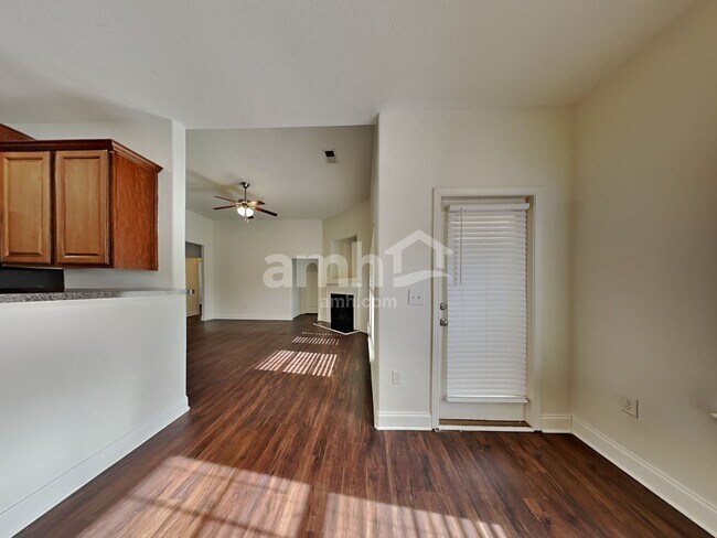 Foto del edificio - 439 W Rustling Leaves Ln