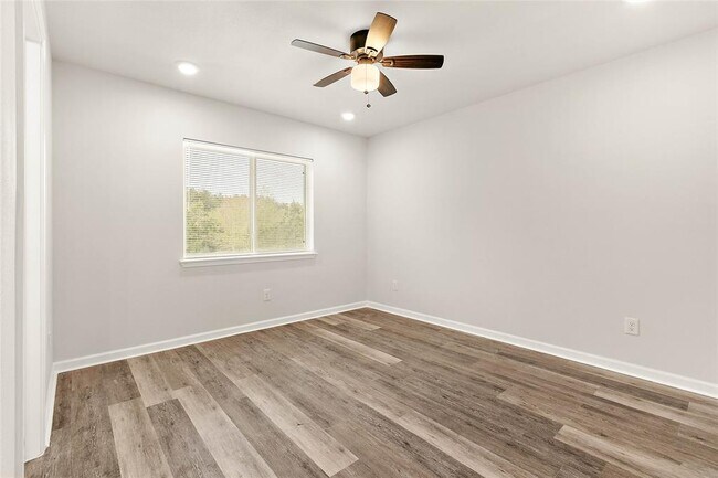 Foto del edificio - 28402 Champion Oaks Dr