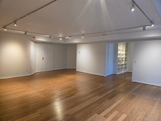 Foto del edificio - 5450 Whitley Park Ter