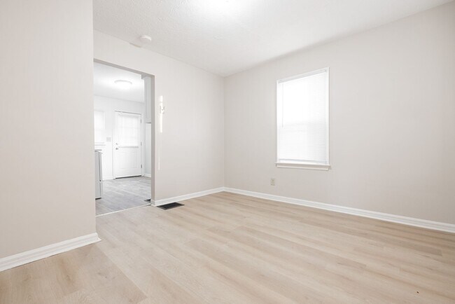 Foto del edificio - Newly Renovated - 3 Bed, 1.5 Bath Single-Family Home w/ Garage!!