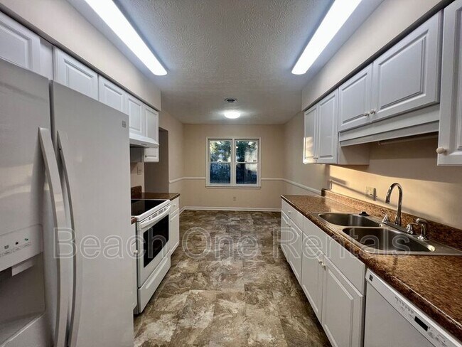 Building Photo - 230 Manor Cir