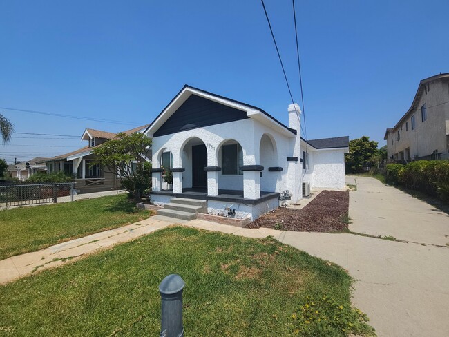 Building Photo - 3751 E 6th St