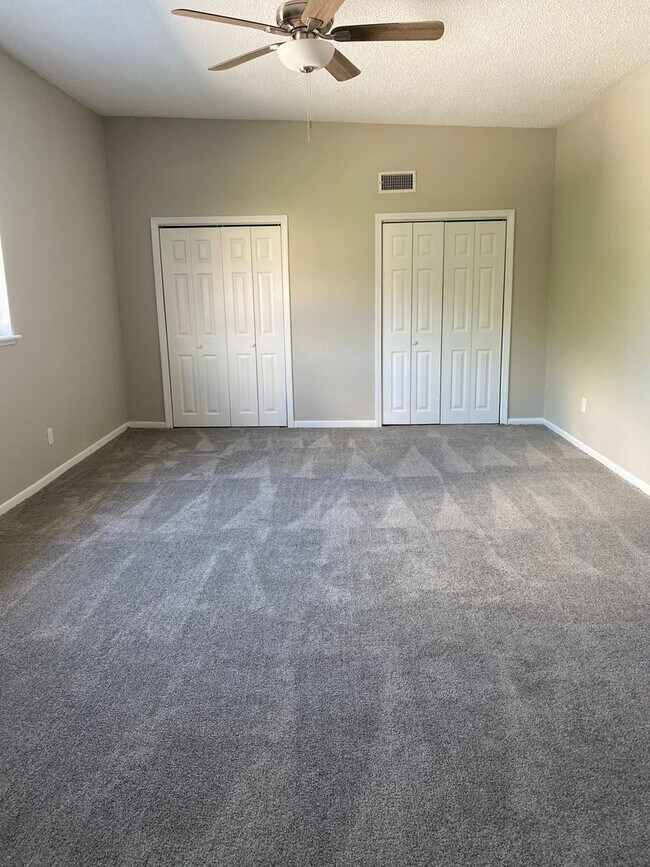 Building Photo - Large 3 bedroom townhome