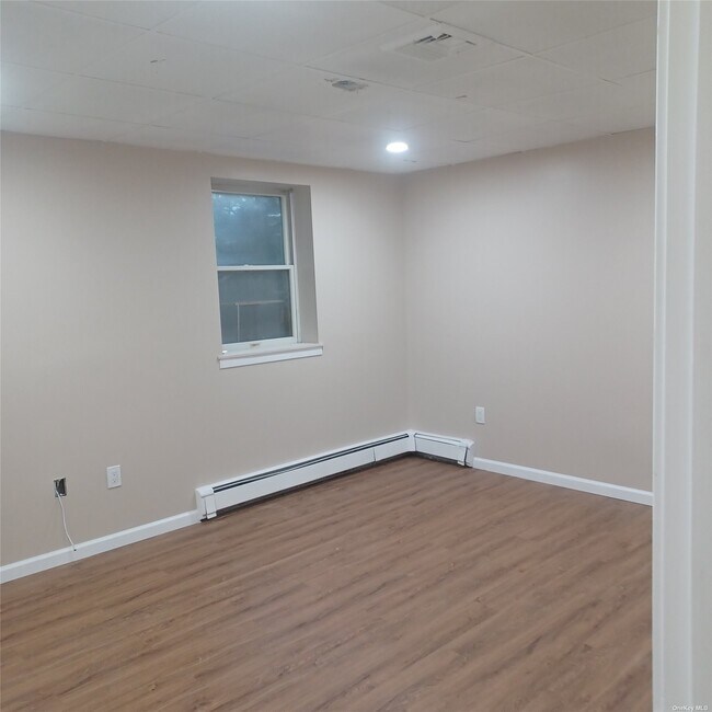 33 Pine Cone Ln Unit L, Islandia, NY 11749 Room for Rent in Islandia, NY