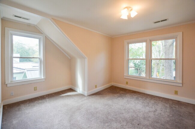 Foto del edificio - 10 Riverdale Dr