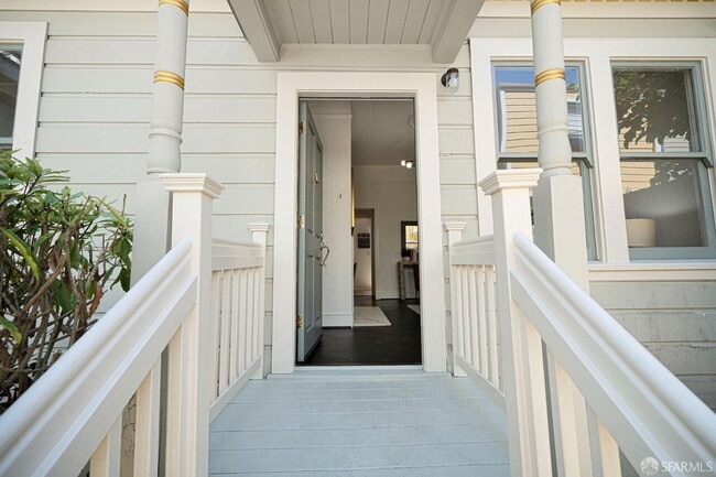 Foto del edificio - "Charming 1-Bedroom Oasis with Pool Access on 29th Street – Fully Furnished & Hardwood Elegance!"