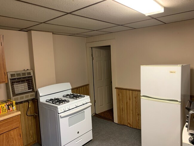 Kitchen - 320 N Hyde Park Ave