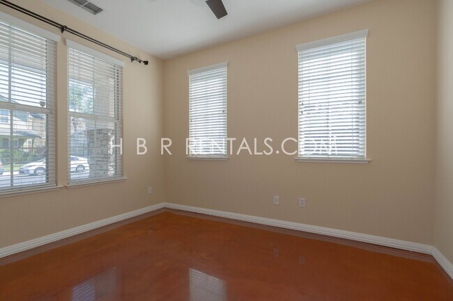 Foto del edificio - Spacious 5-Bedroom Home with First-Floor Bedrooms & Modern Finishes in Tracy!
