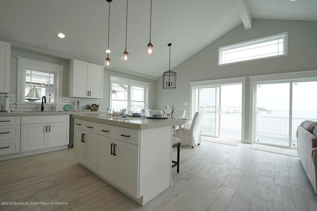 Building Photo - 313 W Bayview Dr