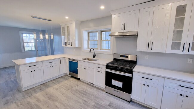 Building Photo - 437 Hoyt St