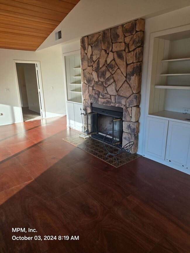 Building Photo - Large 4 bedroom in Atascadero
