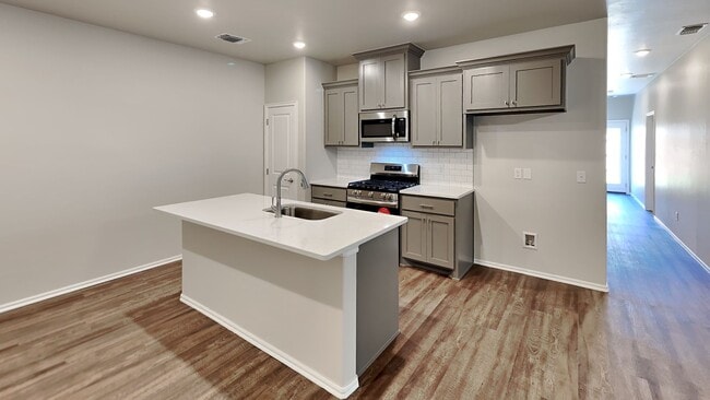 Foto del edificio - Luxury 3 Bedroom 2 Bathroom Duplex in Piedmont Schools (Neighborhood Park and Basketball Court)-L...