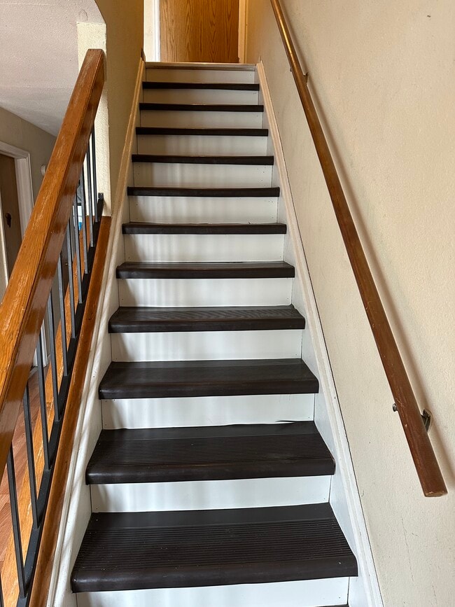 Escaleras - 8230 Washington St