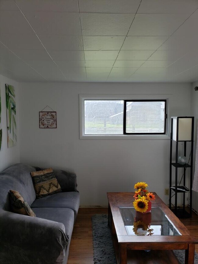 Building Photo - 403 E Helena Ave