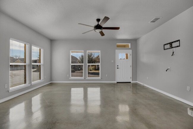 Building Photo - 916 Hudson Ln