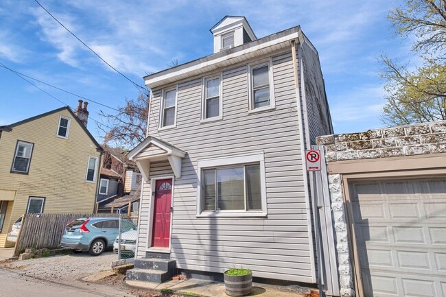 Building Photo - 3 Bed, 1.5 Bath House in South Side Flats
