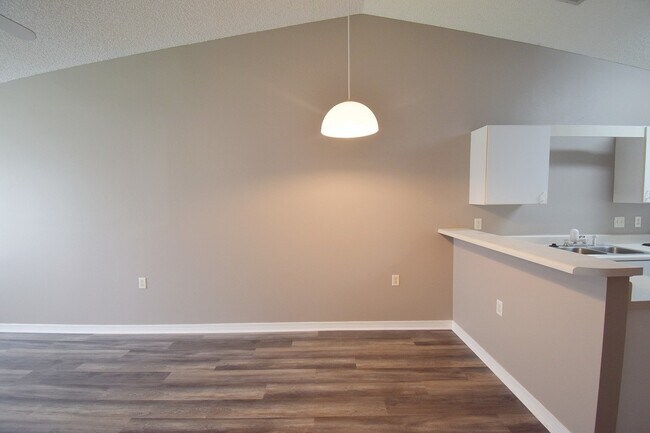 Foto del edificio - 2BR Patio Home with Open Layout, LVP Flooring, Private Fenced Yard, HOA Lawn Care & Convenient Bl...