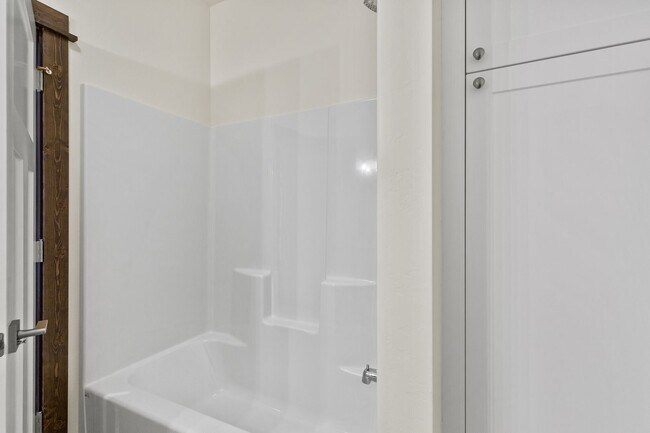 Foto del edificio - Beautiful Newer Condo near Monforton School