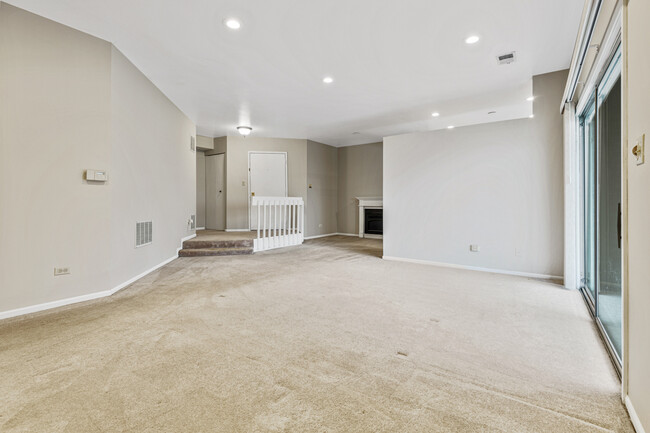 Building Photo - 1665 Commodore Ct