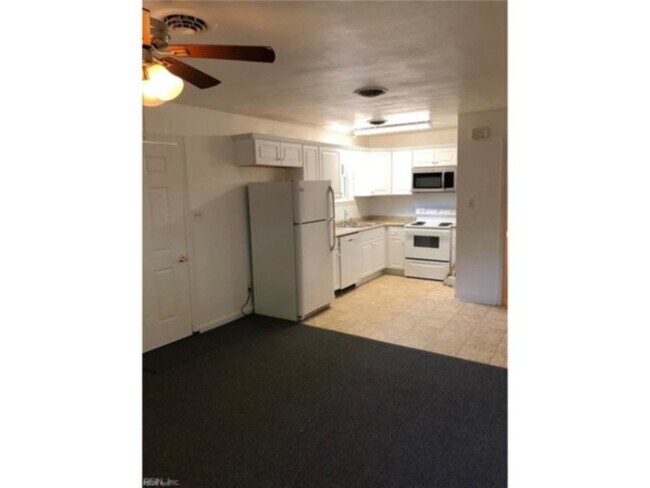 Building Photo - 625 Lake Dr