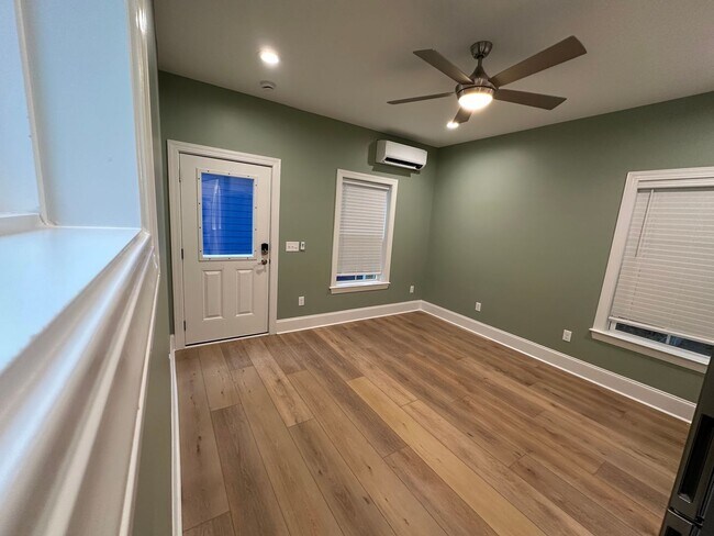 Building Photo - Cozy Studio Available