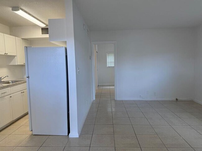 Building Photo - 481 Sunshine Dr