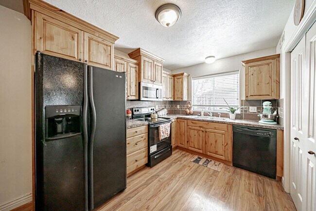Foto del edificio - 586 Sunflower Rd