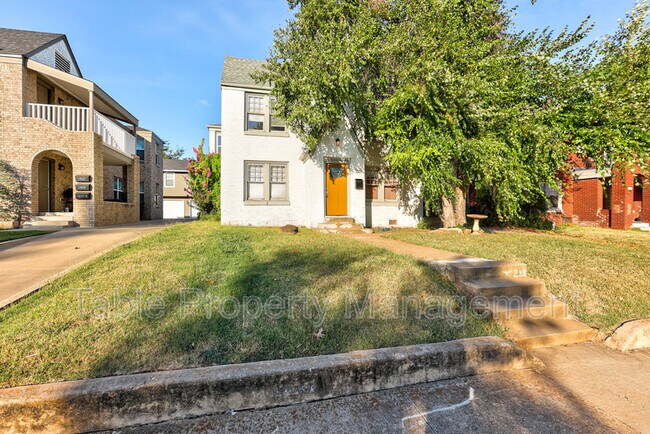 Building Photo - 1831 N Gatewood Ave
