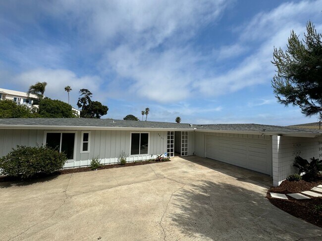 Foto del edificio - 4 bedroom, 2.5 bathroom home in the desirable Mt Soledad neighborhood.