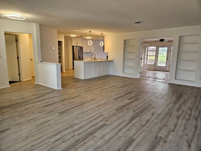 Foto del edificio - Annual Unfurnished 3 Bedroom 2 Bathroom Si...