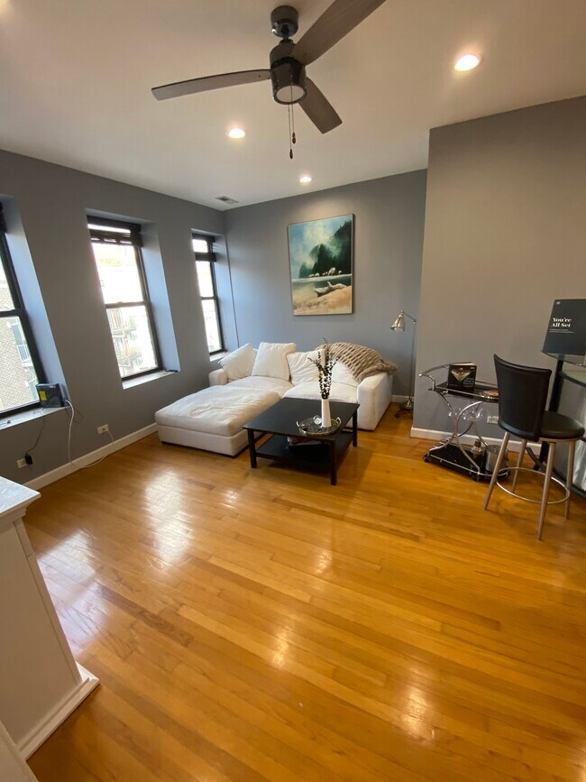 Foto del edificio - 705 N Milwaukee Ave
