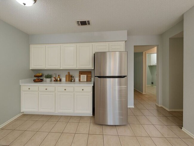 Building Photo - 701 Matthews Ct