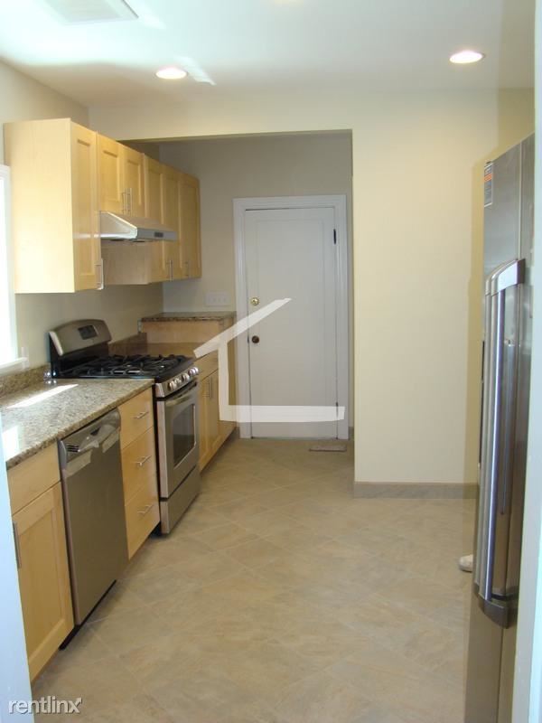Foto del edificio - 3 br, 1.5 bath House - 32 Brooks St # 35
