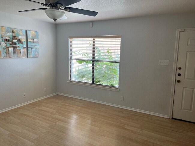 Building Photo - 15 McLennan Oak