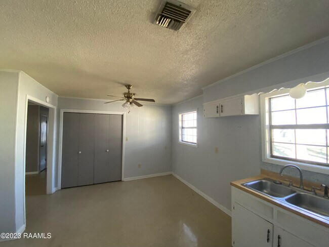 Building Photo - 108 Burrow Dr