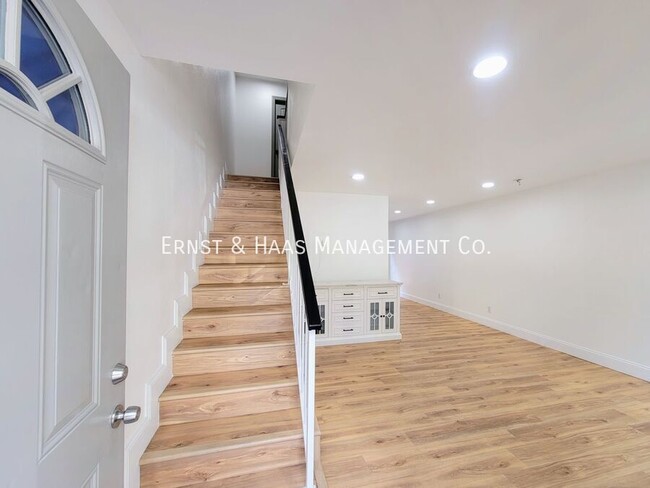 Foto del edificio - Beutifully Remodeled 2 Story Townhome with...