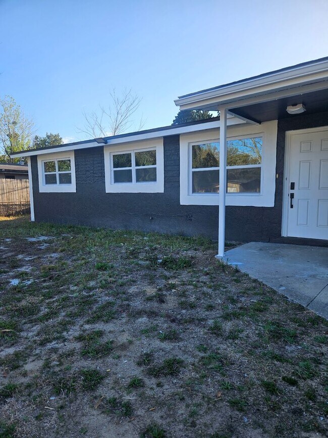 Building Photo - 838 Lewis Dr