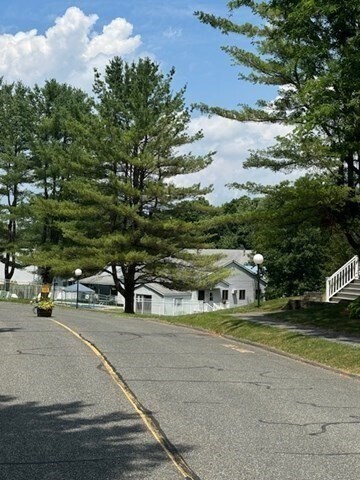 Building Photo - 12 Meadow Ln