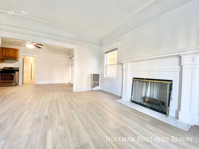 Building Photo - 4760 Elmwood Ave Los Angeles, CA 90004