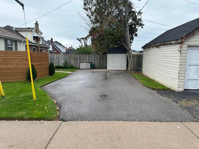 Building Photo - Comfortable Living Layout (2 Bed, 1 Bath)