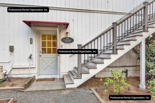 Foto del edificio - Upper Carriage house Flat with deck & expansive Vineyard and Sunset views