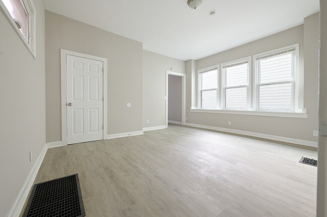 Building Photo - 2354 Victor Street