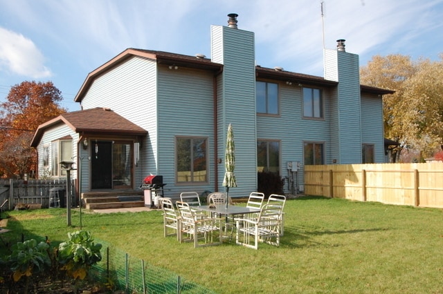 Building Photo - Beautiful 2-bedroom, 1-1/2 bath 2 Level Du...